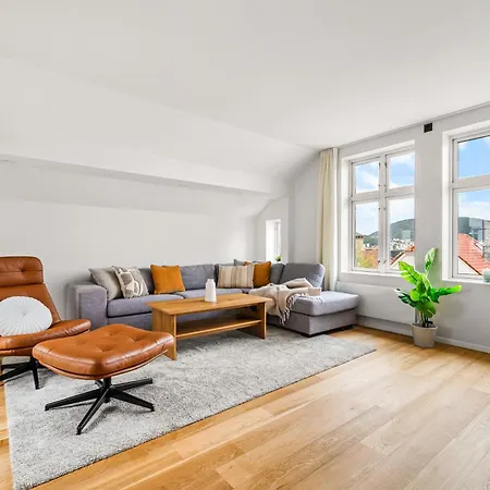 Spacious Gem In Old Town I New 2025 I 3 Bed 2 Bath Daire