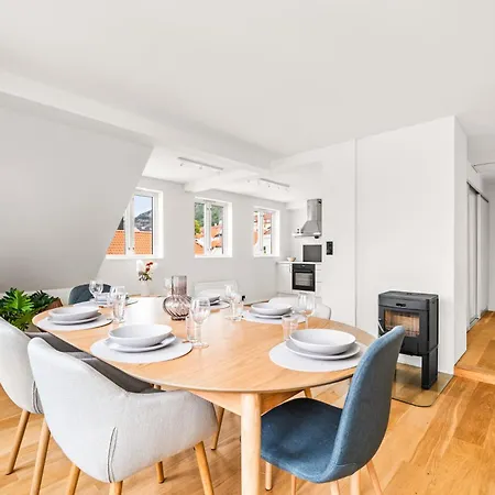 아파트 Spacious Gem In Old Town I New 2025 I 3 Bed 2 Bath 베르겐