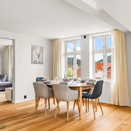 Spacious Gem In Old Town I New 2025 I 3 Bed 2 Bath * Берген